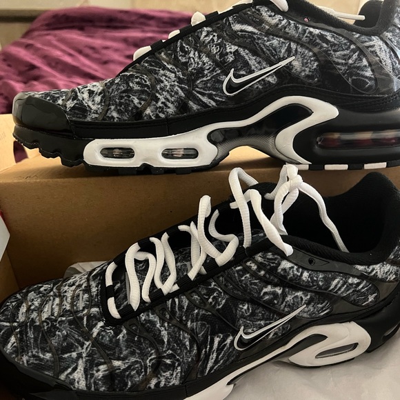 Size 8 (Men) Air max + . In very well condition. Worn a total of 3x at the most.